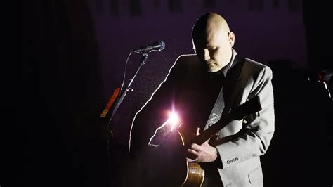 Billy Corgan vira meme que une montanhas.